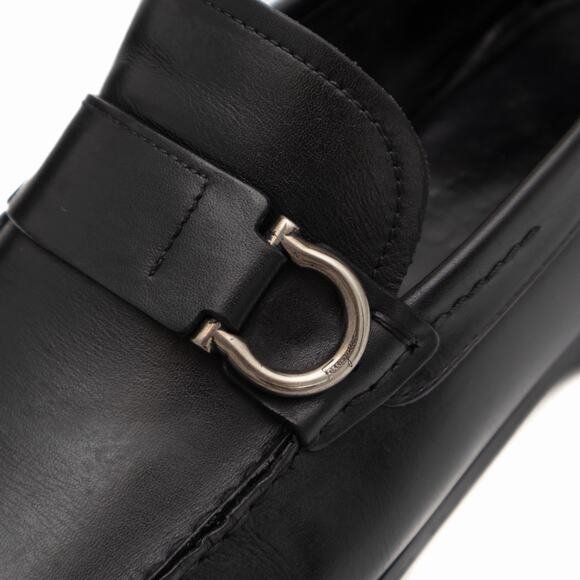 950$ Salvatore Ferragamo Gancini Logo Black Leather Loafers Moc US 9.5 EE main image 5